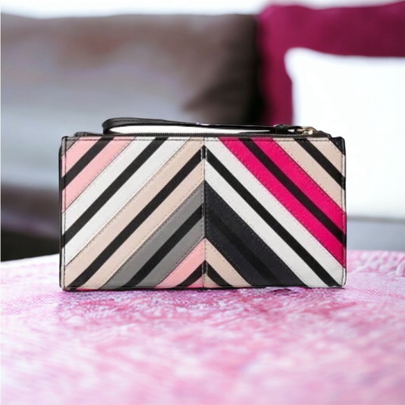 🍀Victoria's Secret NWOT Multicolor Chevron Slim Wristlet Wallet - Picture 2 of 4